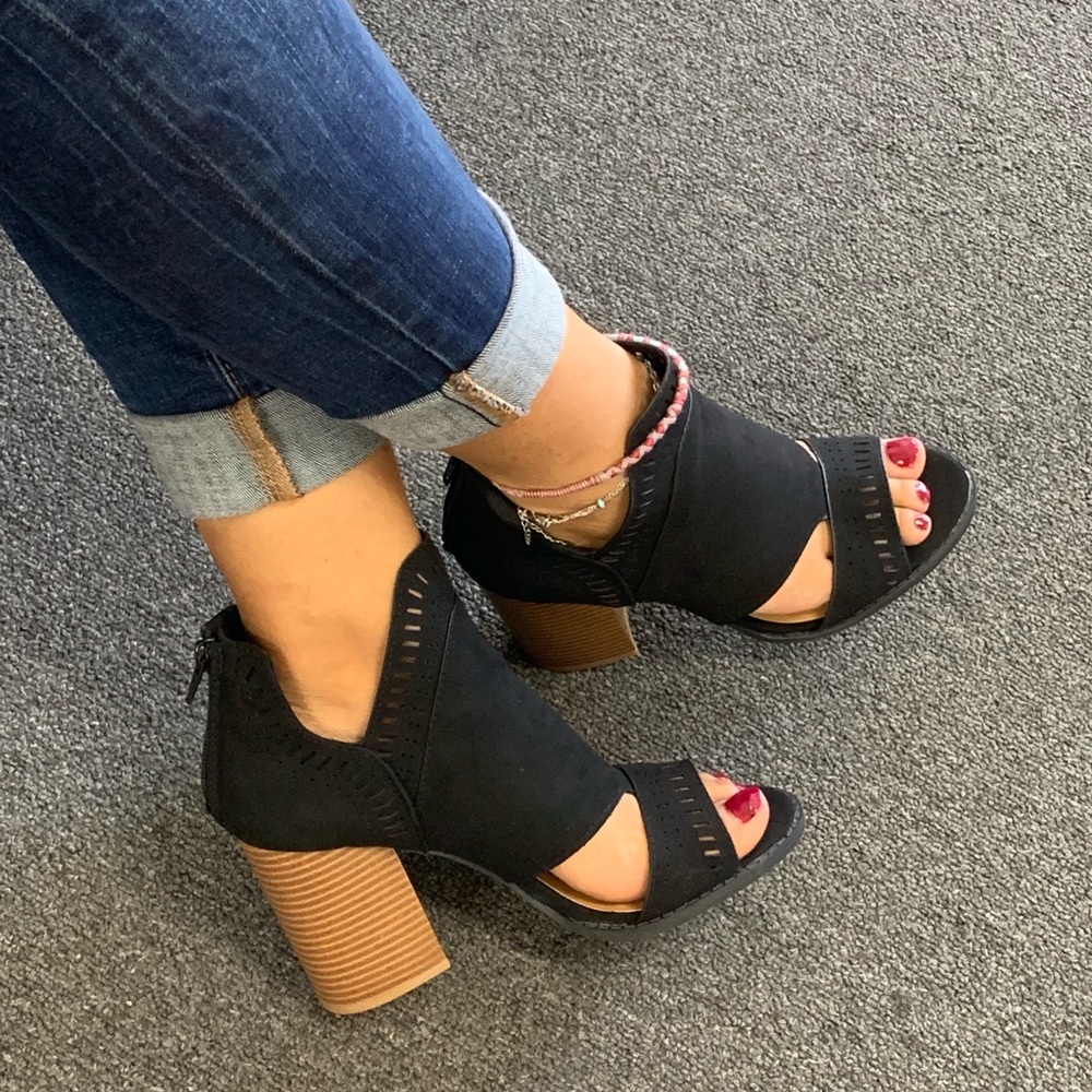 🎉NEW 🎉LADIES BLACK V-CUT CHUNKY HEEL SANDALS - Picture 2 of 8